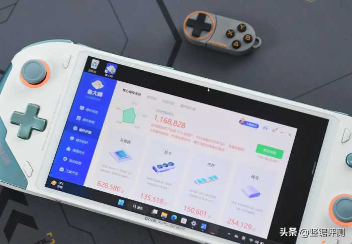 国产“PC游戏掌机”评测：7英寸触屏，搭载锐龙7840U，32GB内存