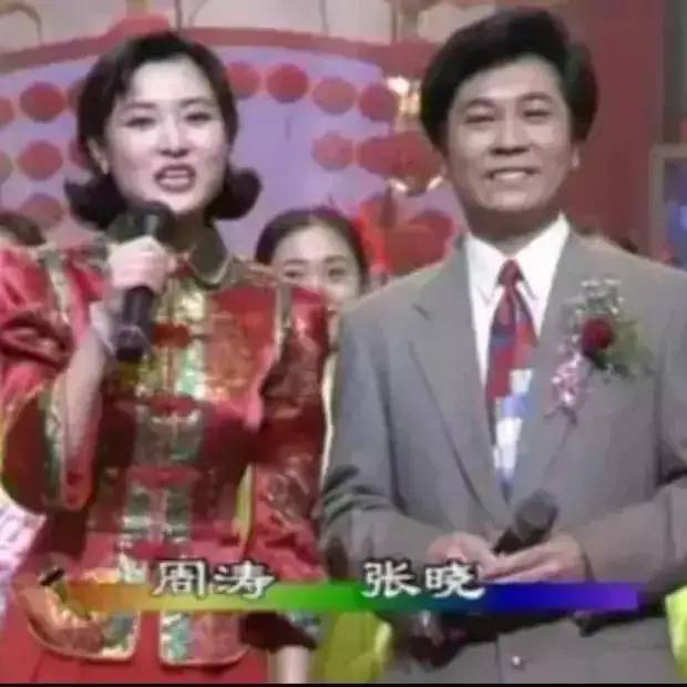 主持人周涛，从1996年到2016年，主持春晚以及元宵晚会的礼服。