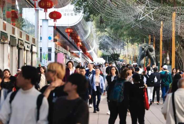 内地人来香港“穷游”不消费！港人说出真相