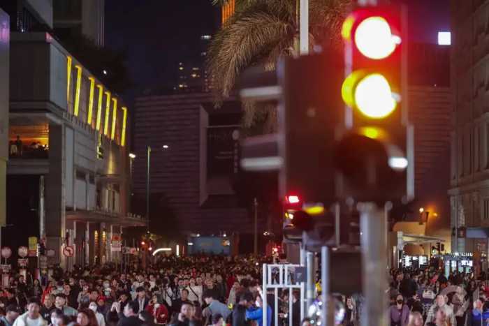 内地人来香港“穷游”不消费！港人说出真相