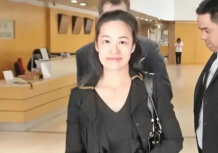 剑桥学霸嫁进豪门8年，婚后刚生孩子就离婚，获得12亿天价抚养费